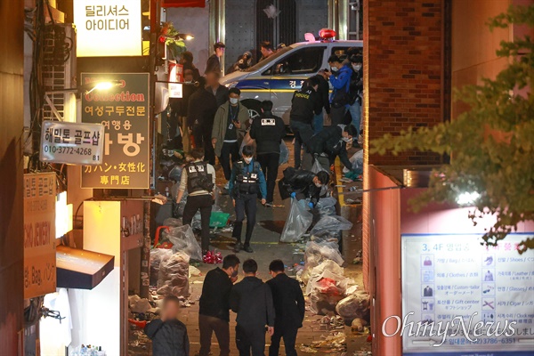 핼러윈 축제가 열리던 서울 용산구 이태원에서 29일 밤 10시22분경 대규모 압사사고가 발생해 1백여명이 사망하고 다수가 부상을 당하는 참사가 발생했다. 참사가 발생한 좁은 골목길 바닥에 사람들의 소지품이 어지럽게 흩어져 있다.