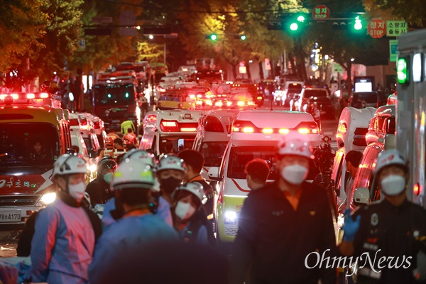 핼러윈 축제가 열리던 서울 용산구 이태원에서 10월 29일 밤 10시22분경 대규모 압사사고가 발생해 1백여명이 사망하고 다수가 부상을 당하는 참사가 발생했다. 구급대원들이 참사 현장 부근 임시 안치소에서 사망자를 이송하기 위해 길게 줄지어 대기하고 있다.