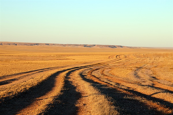 몽골은 끝없는 초원길로 이뤄져 있다. 먼저간 자동차 바퀴 자국을 따라 뒷차가 달리면 길이 된다
