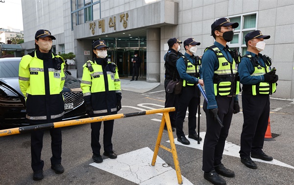 30일 오후 이태원 압사 사고 사망자들이 안치된 서울 용산구 순천향대학교서울병원 장례식장 입구를 경찰이 통제하고 있다.