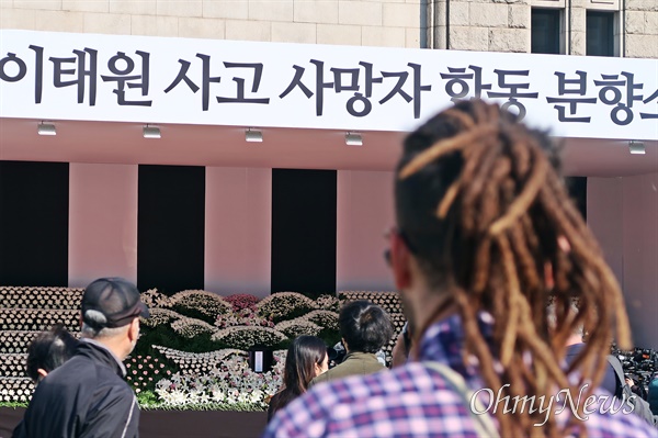이태원 사고 사망자 합동 분향소'가 31일 오전 서울광장에 마련됐다. 현장에선 여러 외국인들도 만날 수 있었다.