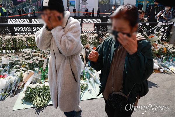 지난 10월 31일 오후 서울 용산구 이태원역 1번 출구앞에 마련된 이태원 압사 참사 희생자 추모공간에서 내외국인들이 희생자들을 추모하고 있다.