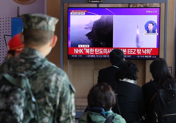 2일 오전 서울역에서 시민들이 북한 탄도미사일 발사 관련 뉴스를 보고 있다.