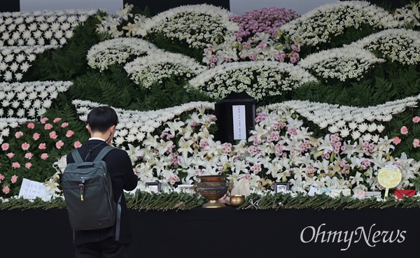 시민이 3일 오전 중구 서울광장에 마련된 ‘이태원 사고 사망자 합동분향소’를 찾아 조문하고 있다.