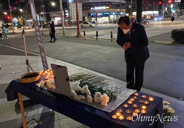 5일 저녁 경남 진주 가좌동 경상국립대 후문 이노티사거리 분수대 부근에서 열린 ‘이태원 참사 추모 촛불행동’.