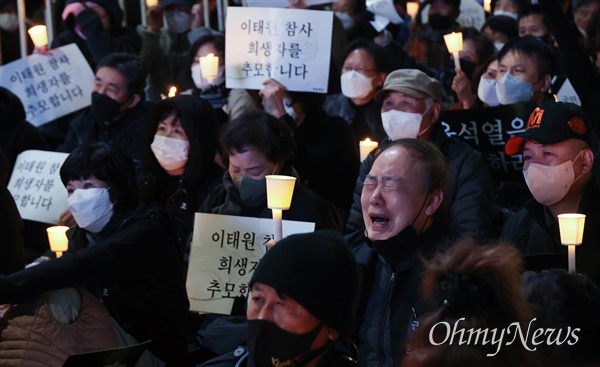 5일 오후 서울 중구 서울시청 앞에서 열린 ‘이태원 참사 희생자 추모 시민촛불 집회’에 참석한 한 시민이 희생자들의 안타까운 죽음에 목놓아 울고 있다.