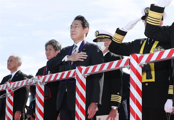 일본 해상자위대 창설 70주년을 맞은 6일 가나가와현 사가미만에서 열린 국제관함식에 참석한 기시다 후미오(왼쪽에서 세 번째) 일본 총리가 대형 호위함 '이즈모'(DDH-183)에 올라 사열하고 있다.