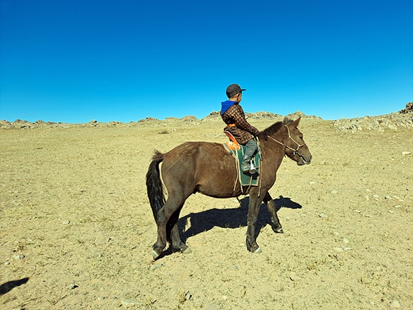 몽골 어린이들은 걸음마를 하면서부터 말을 탄다고 한다. 아직 초등학교도 가지 않은 어린이가 말을 타고 있는 모습