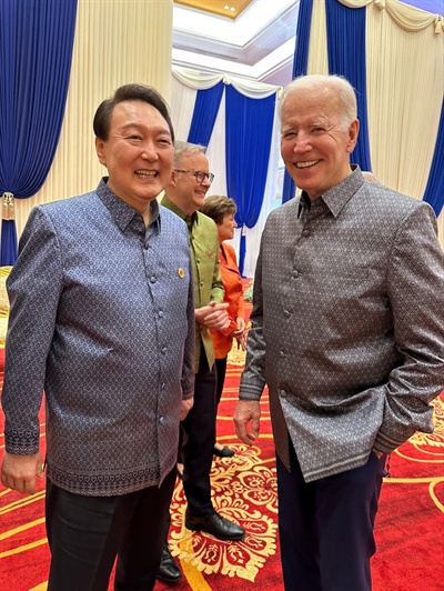 윤석열 대통령이 12일 오후(현지시간) 캄보디아 프놈펜 쯔노이짱바 국제 컨벤션센터에서 '아세안+3' 의장국인 캄보디아 정상 주최 갈라 만찬에 참석, 조 바이든 미국 대통령과 대화하고 있다.