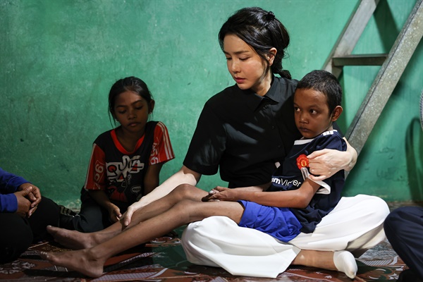 윤석열 대통령 배우자 김건희 여사가 지난 12일(현지시간) 캄보디아 프놈펜의 한 선천성 심장질환을 앓고 있는 14세 환아의 집을 찾아 건강 상태를 살피고 있다. 