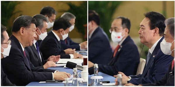 윤석열 대통령(오른쪽 사진)과 시진핑 중국 국가주석이 15일(현지시간) 인도네시아 발리 한 호텔에서 한중 정상회담을 하고 있다.