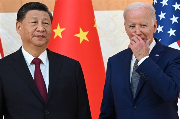 지난 14일 인도네시아 발리 누사두아에서 열린 주요 20개국(G20) 정상회의 중 조 바이든 미국 대통령(사진 오른쪽)과 시진핑 중국 국가주석(왼쪽)이 만나고 있다. 