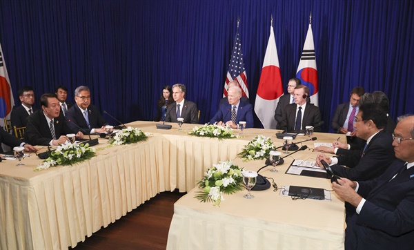 윤석열 대통령이 13일(현지시간) 캄보디아 프놈펜 한 호텔에서 열린 한미일 정상회담에서 조 바이든 미국 대통령, 기시다 후미오 일본 총리와 대화하고 있다. 
