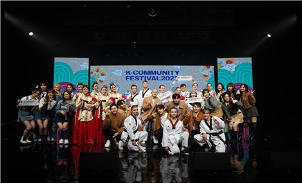 2022 케이-커뮤니티 페스티벌 출연진 단체 기념 촬영