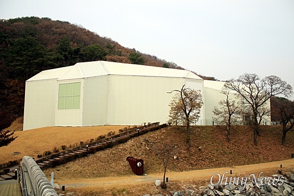 산기슭에 자리를 잡은 장욱진 미술관. 2014년 '김수근 건축상'을 수상한 바 있다.