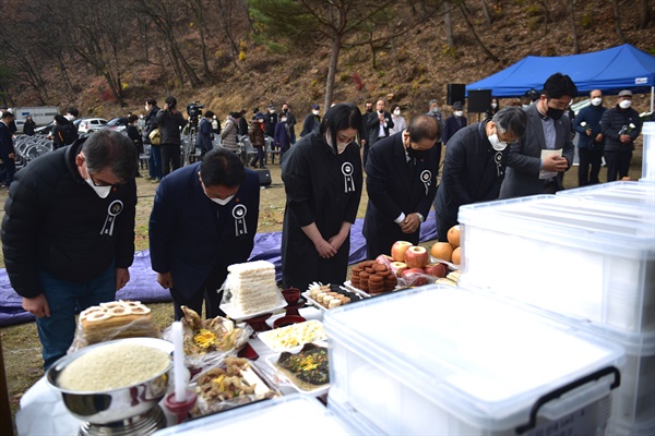 대전 산내 골령골 민간인 희생자 2022년 발굴 유해 안치식 진혼제에서 참가자들이 헌화 후에 유해 앞에 묵념을 하고 있다. 흰색 상자가 111구가 수습된 상자이다.