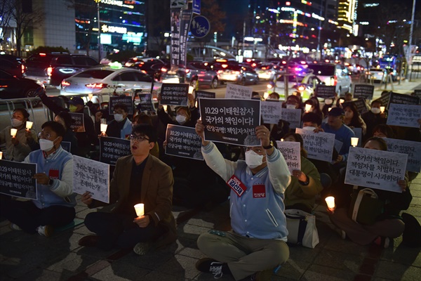 ‘10.29 이태원 참사’ 대전 촛불집회가 16일(수) 저녁 7시에 둔산동 갤러리아타임월드 백화점 별관 앞 인도에서 진행되었다.