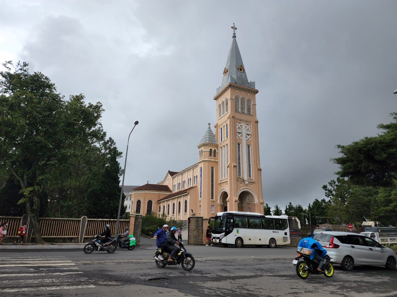 달랏 시내에서 가까운 니콜라스 바리 성당은 이국적인 달랏의 향취를 더해준다. 
