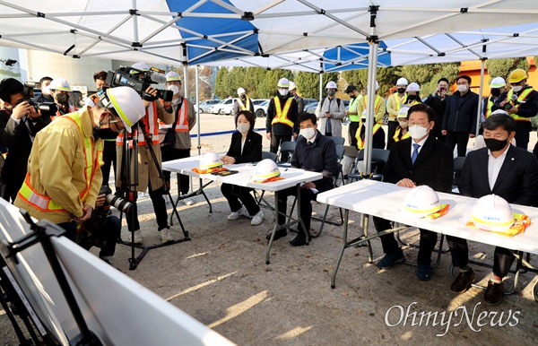 나희승 코레일 사장이 17일 오후 경기도 의왕시 오봉역에서 더불어민주당 이재명 대표와 이소영, 임오경, 김민기, 조오섭 의원에게 지난 5일 오봉역에서 발생한 코레일 직원의 사망 사고 상황보고에 앞서 고인과 유가족에게 진심으로 사과한다며 고개를 숙이고 있다.