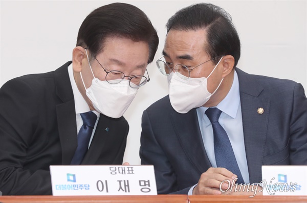 더불어민주당 이재명 대표와 박홍근 원내대표가 지난 18일 서울 여의도 국회에서 열린 최고위원회의 속개에 앞서 귓속말을 하고 있다. 
