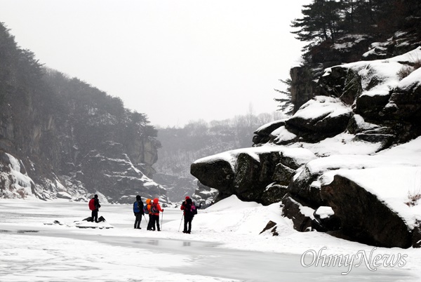 한탄강 얼어붙은 강 위를 걷는 사람들(2013.1)