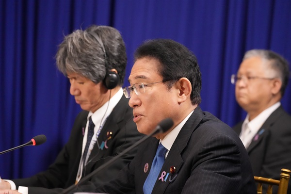 기시다 후미오 일본 총리가 11월 13일 캄보디아 프놈펜에서 동남아시아국가연합(ASEAN) 정상회의와 별도로 조 바이든 미국 대통령, 윤석열 한국 대통령과 회담하는 동안 말하고 있다.