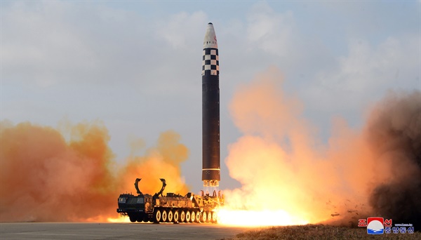 북한이 지난 2022년 11월 18일 김정은 국무위원장의 지도 아래 신형의 대륙간탄도미사일 화성-17형을 시험 발사하는 모습. 