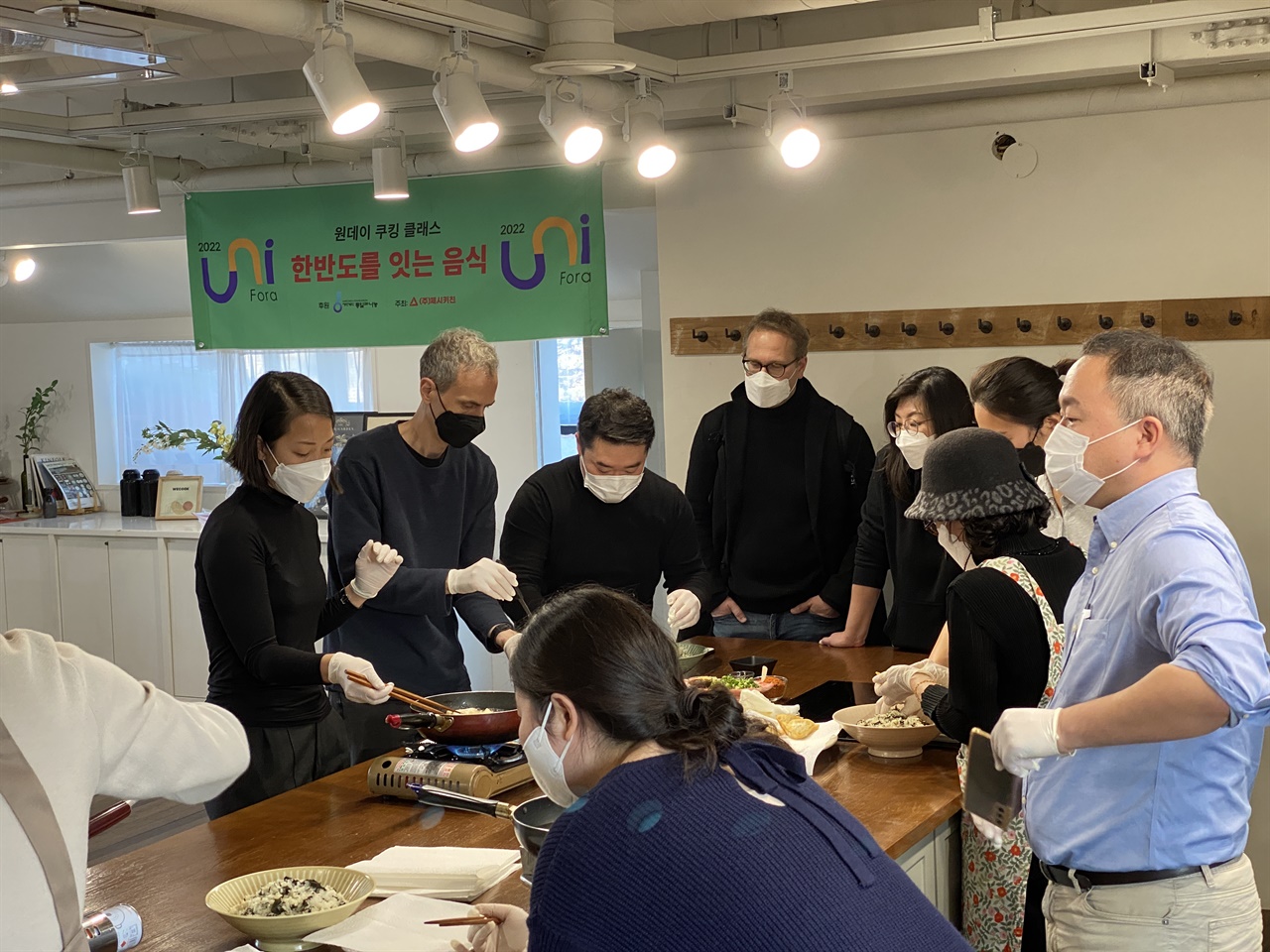 두부밥 요리실습 참가자들이 팀을 이뤄 실습하고 있다.