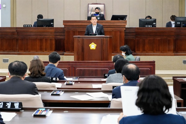 Lee Jae-joon, Mayor of Suwon Special Administrative Administrative Affairs, is giving a speech at the 2nd regular meeting of the 372nd Suwon Special Administrative City Council held on the 21st.