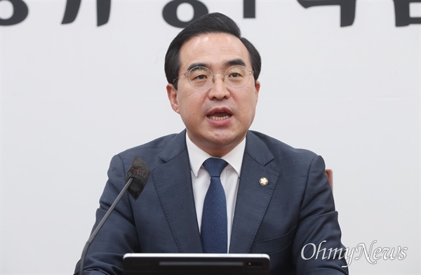 Park Hong-geun, the floor leader of the Democratic Party of Korea, speaks at an in-house countermeasures meeting held at the National Assembly in Yeouido, Seoul on the 22nd. 