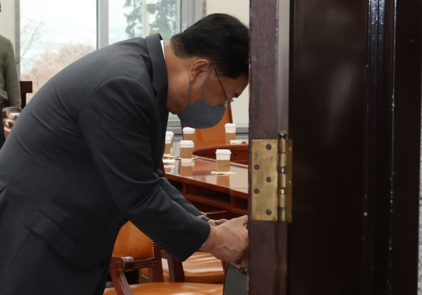 People's Power Jin-seok Jeong, chairman of the Emergency Response Committee, greets and sees off after meeting with the families of the victims of the Itaewon disaster at the National Assembly on the afternoon of the 21st. 