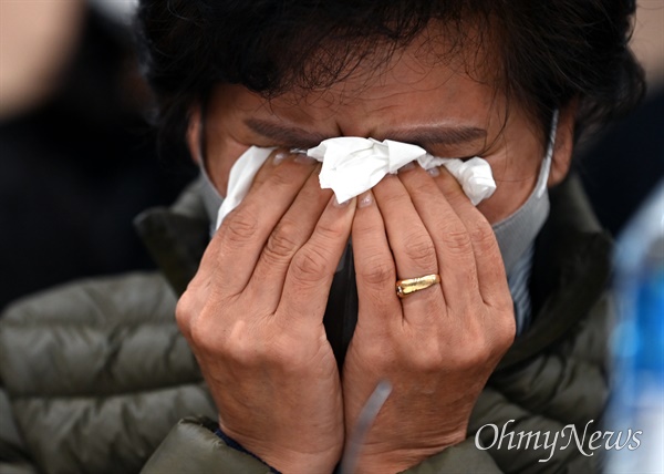 이태원 참사 희생자 이남훈씨의 어머니가 11월 22일 오전 서울 서초구 민주사회를 위한 변호사모임(민변) 대회의실에서 열린 입장발표 기자회견에서 "마지막으로 사랑한다"고 말하고 오열하고 있다.