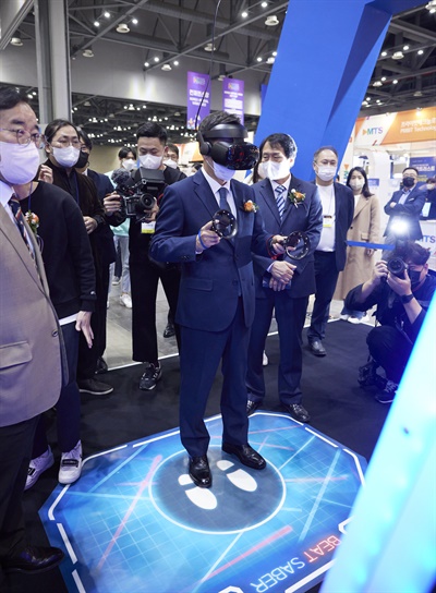 김동연 경기도지사가 23일 '2022 디지털미디어테크쇼'가 열리고 있는 고양시 일산서구 킨텍스 1전시장에서 VR 콘텐츠 체험을 하고 있다.
