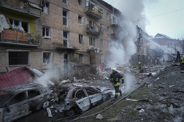지난 11월 23일(현지시간) 우크라이나 수도 키이우 외곽 비슈고로드 마을에서 러시아군이 포격 현장에서 소방관들이 화재를 진압하기 위해 일하고 있다. 당국은 러시아가 23일 우크라이나 인프라 시설을 다시 공격한 후 키이우 일부를 포함한 우크라이나의 여러 도시와 인접한 몰도바에서 정전이 발생했다고 보고했다. 