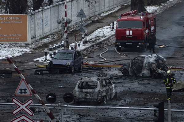 2022년 11월 23일 러시아의 미사일 공격을 받은 우크라이나 키이우에서 소방관들이 파괴된 차량 앞을 걷고 있다.
