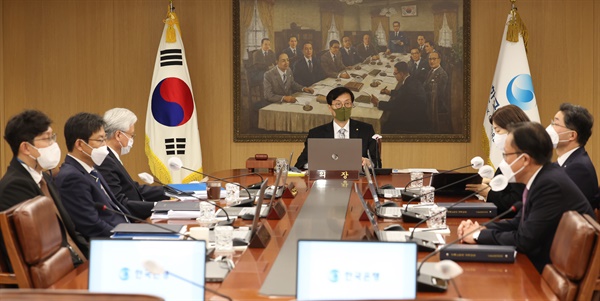 이창용 한국은행 총재가 24일 서울 중구 한국은행에서 금융통화위원회 본회의를 주재하고 있다. 2022.11.24
