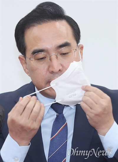 박홍근 더불어민주당 원내대표가 24일 서울 여의도 국회에서 열린 정책조정회의에서 발언을 위해 마스크를 벗고 있다.