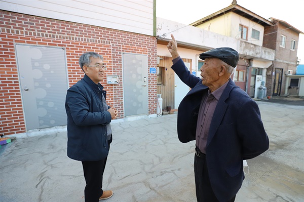 지동기 어르신이 한국전쟁 당시 태안경찰서가 유치장을 대신해 사용한 한 방앗간 앞에서 증언하고 있다.
