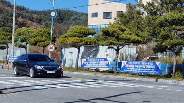 Residents who support defendant A are putting up banners on the access road to Seosan Support, where the trial will be held, urging for an investigation into the truth.