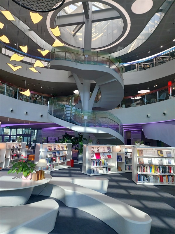  도서관 중앙에 위치한 대형 계단을 통해 모든 공간이 연결되어 있다.