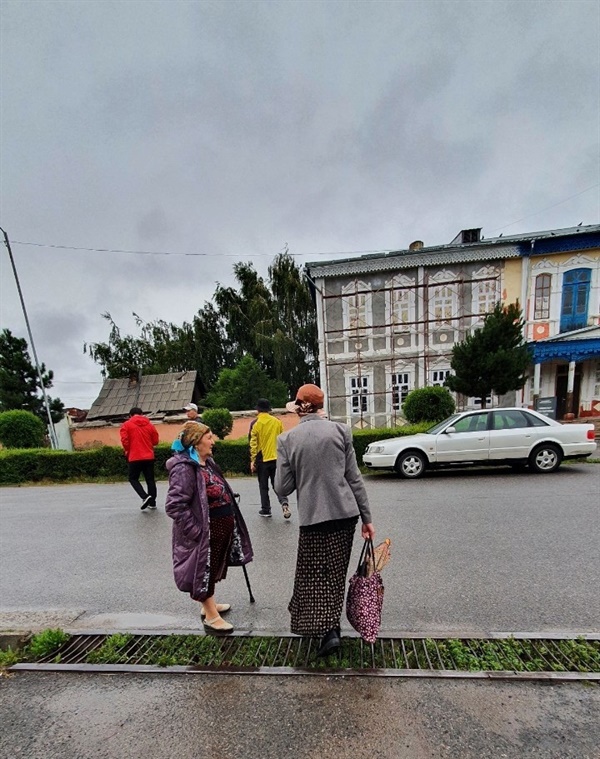 키르기스스탄의 아부머니(결혼한 여자)들은 대부분 두건 같이 생긴 엘레첵을 쓰고 있었다.