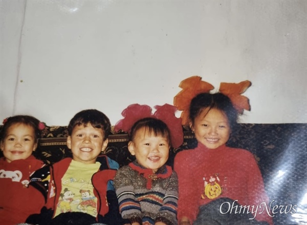 고 김옥사나씨(오른쪽에서 두 번째)의 어린시절. 형제자매들과 함께 행복한 시간을 보내고 있다.