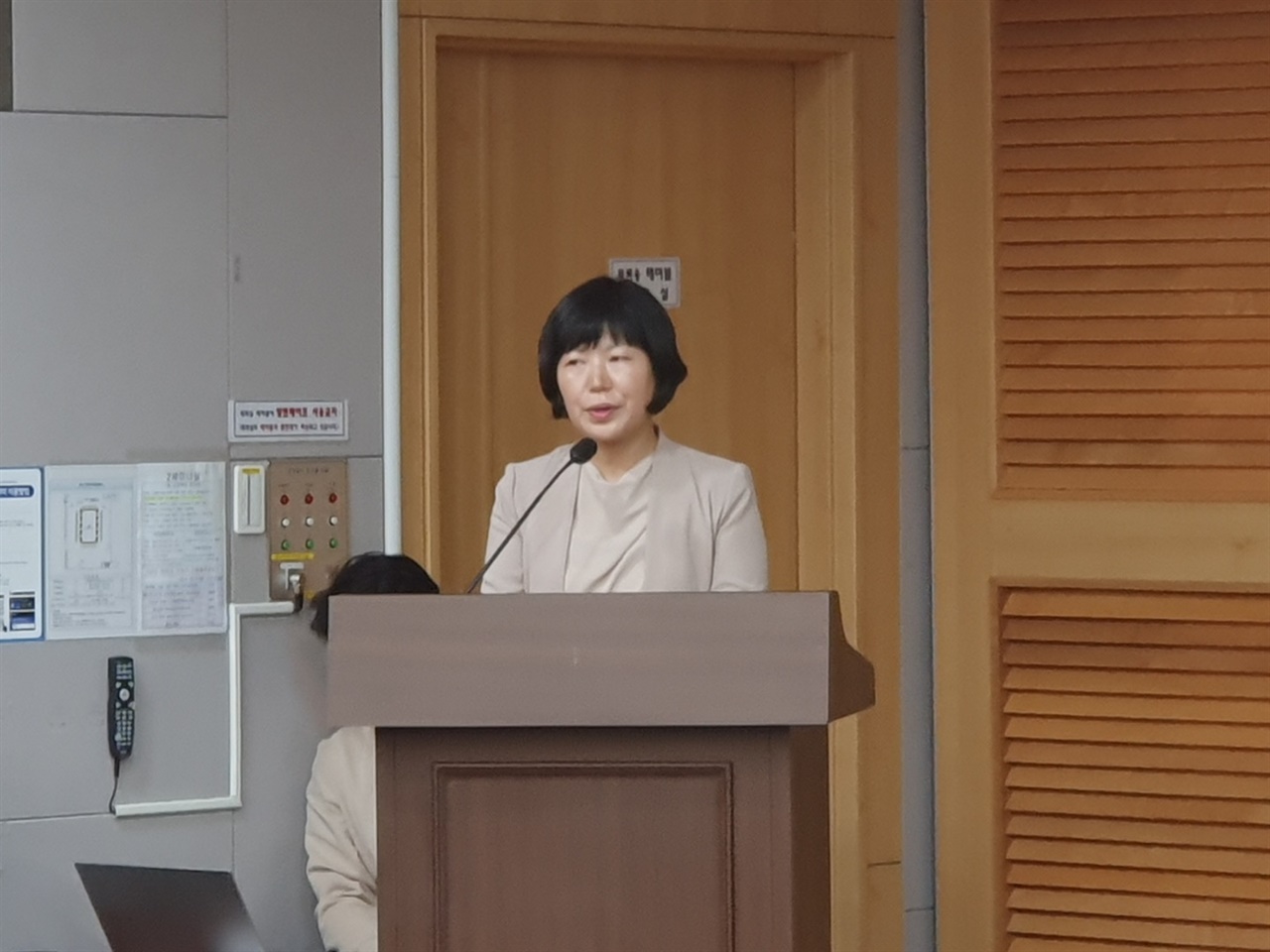 국회 의원회관에서 열린 정책포럼에서 한국세라믹기술원 임형미 수석연구원이  주제발표를 하고 있다.