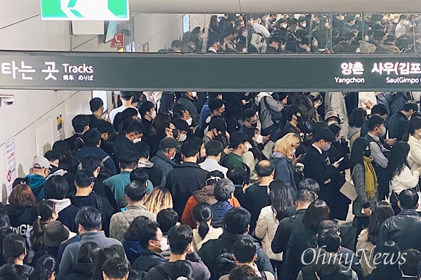지난 11월 18일 퇴근시간에 찾은 김포골드라인 김포공항역. 지하철을 타려는 승객들이 길게 줄 서 있다.