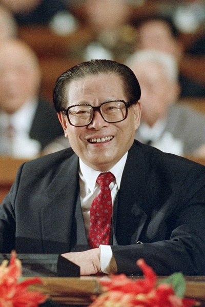 1992년 10월 12일 중국 공산당 총서기 장쩌민이 베이징에서 열린 중국 공산당 대회에서 미소를 짓고 있다.