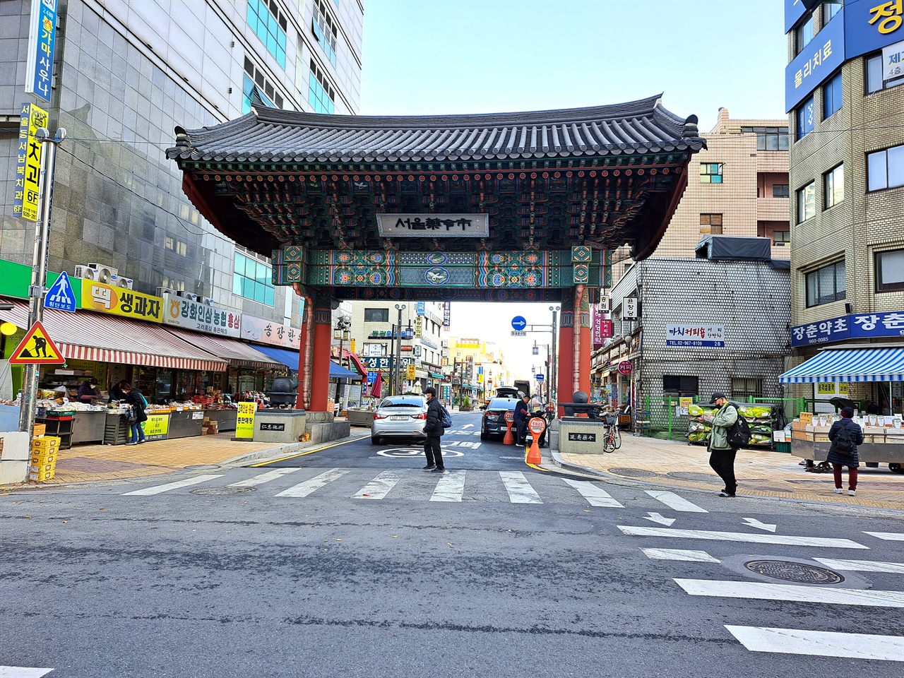 서울 약령시 주 출입구에 세워진 일주문 형식의 게이트. 이 문 북쪽으로 한약재상과 한의원이 즐비한 특화된 공간구조가 형성되어 있다.