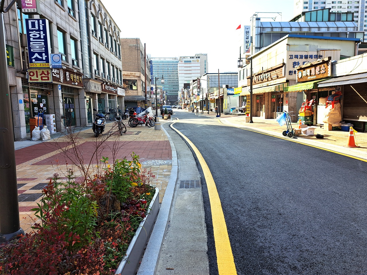 잘 정돈된 서울 약령시 내부 가로 모습. 최근 새로 단장하여 공간의 환경이 획기적으로 개선되었다.