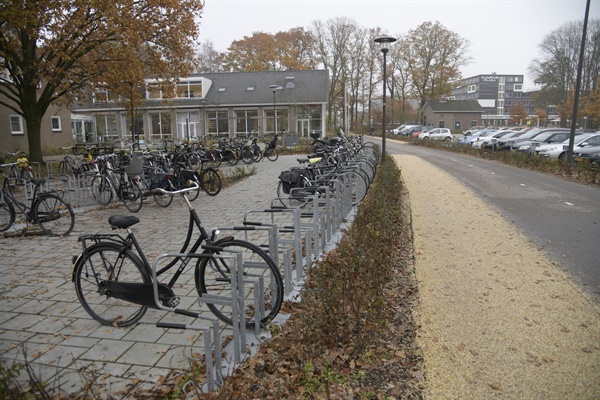 세계적인 농업대학인 바에닝언대학 전경. 자전거 강국 네덜란드답게 도열된 자전거가 인상적이다. 