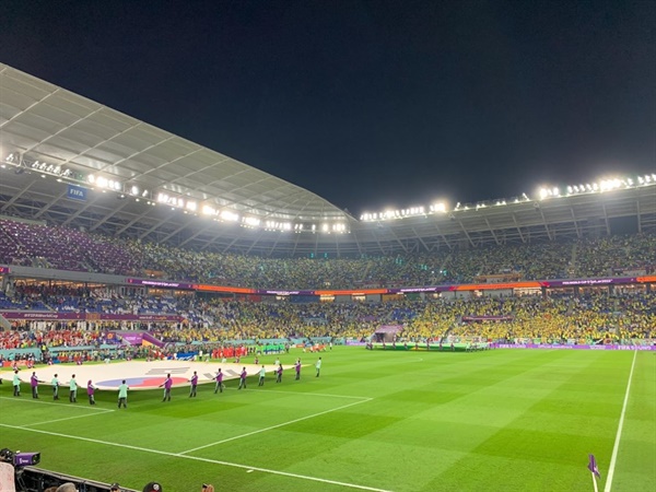 경기장을 가득 채운 브라질 팬들 16강전이 열리는 스타디움 974의 모습입니다. 대한민국과 브라질의 깃발이 펼쳐진 뒷쪽으로 온통 브라질의 노랑이 가득해요! 우리도 더 많은 팬들과 함께해야만 이길 수 있지 않을까요?