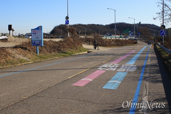 오른쪽 파란색 선이 인천 서해갑문 가는 길, 왼쪽 분홍색 선이 평화누리 자전거길.